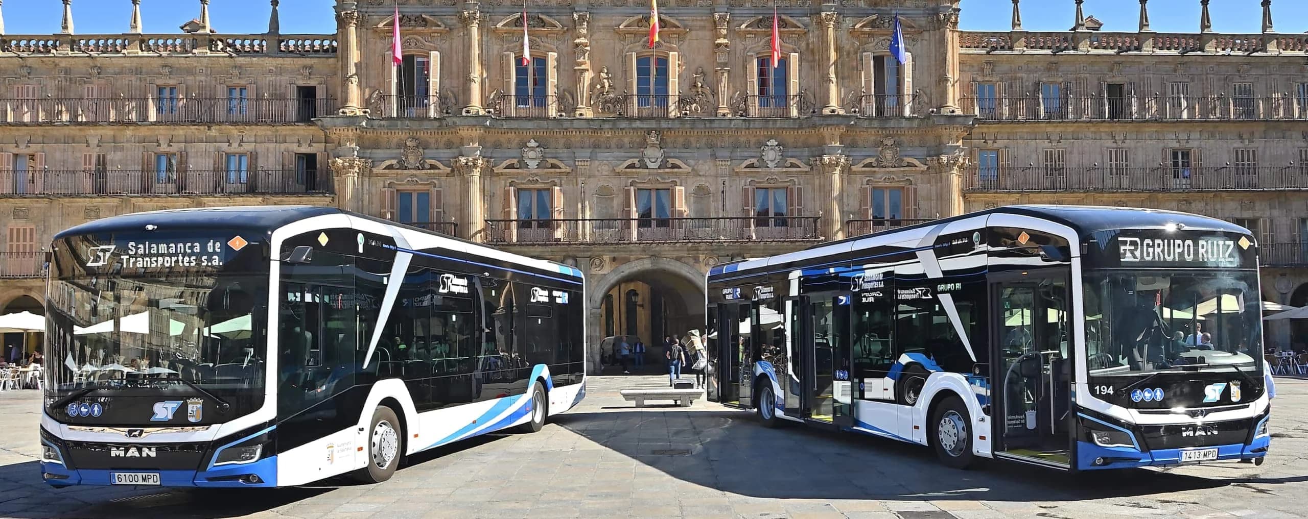 Flota de autobuses de Salamanca de Transportes en la Plaza Mayor