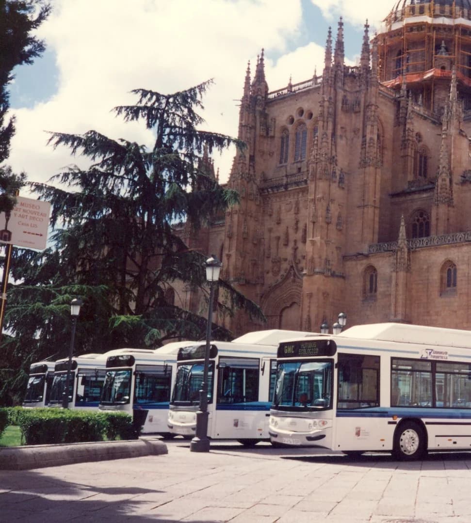 Personal de Salamanca de Transportes junto a un autobús urbano